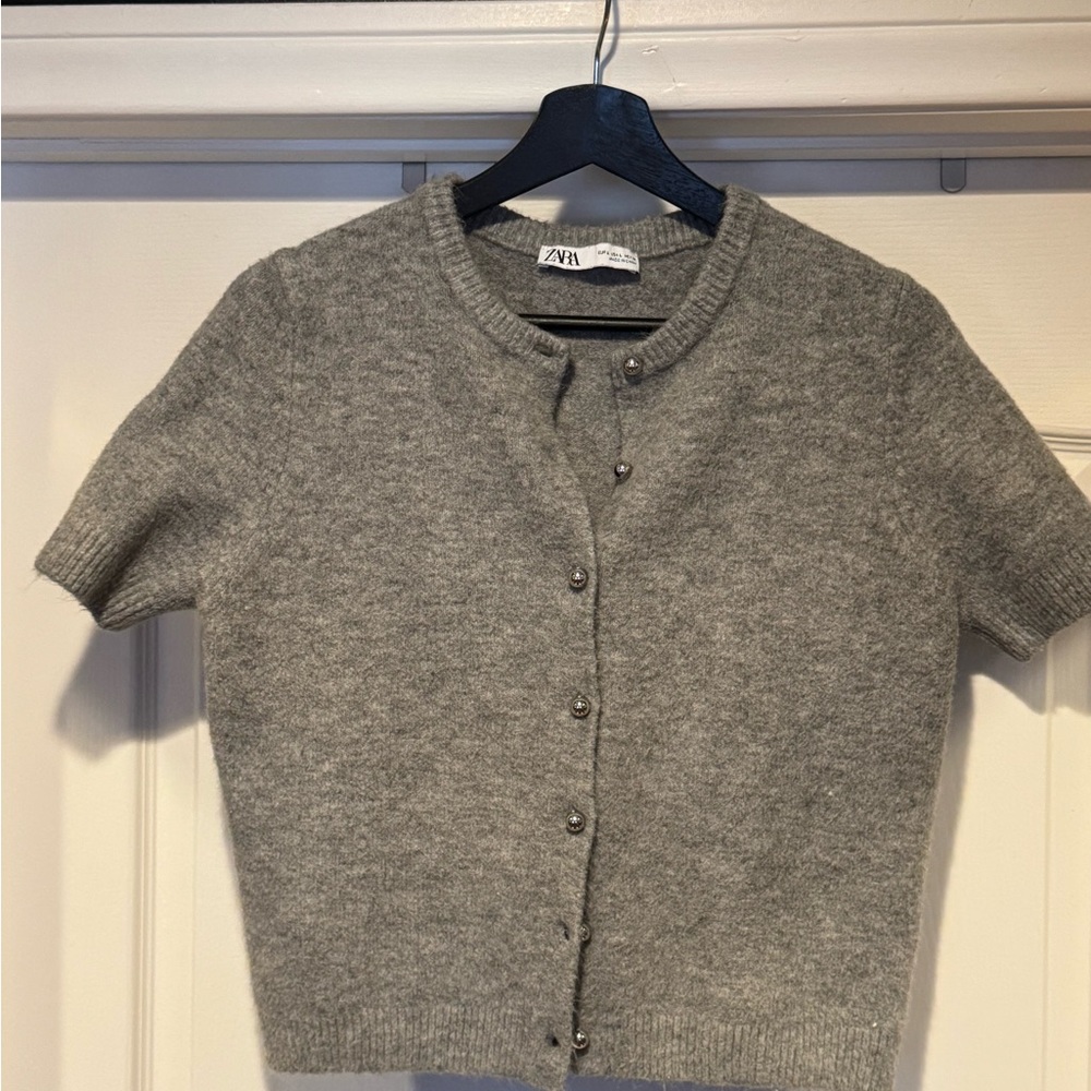 L women’s Zara Short sleeve cardigan soft grey buttons
